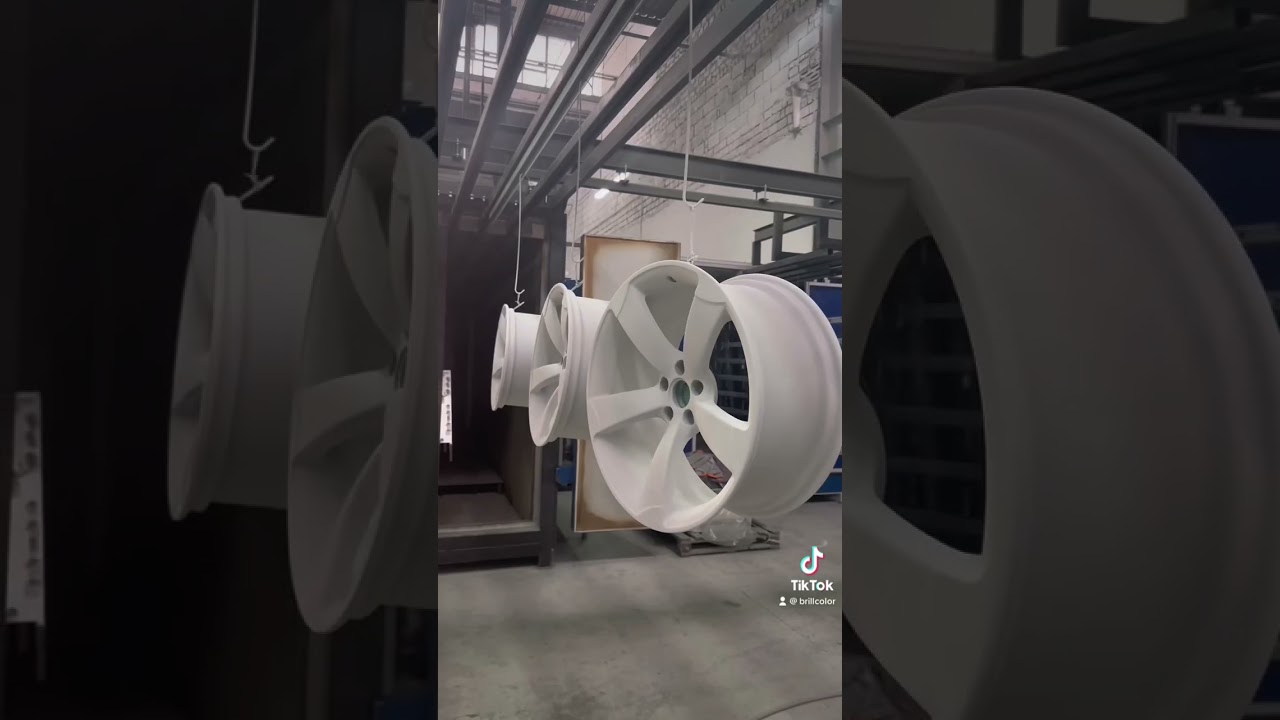 Renowacja felg 20cal. Obróbka strumieniowa, podkład , malowanie proszkowe RAL 9006, clear.