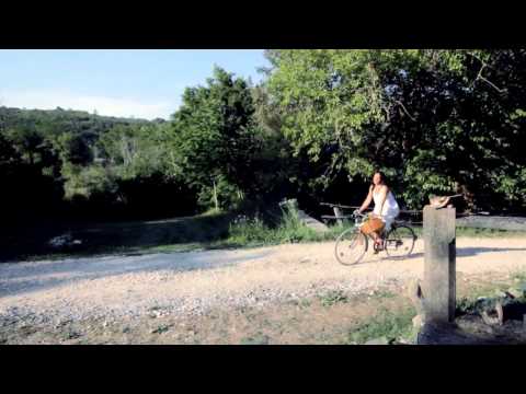 ZLATKO PEJAKOVIĆ - TKO TI SPAVA S DESNE STRANE (OFFICIAL VIDEO)