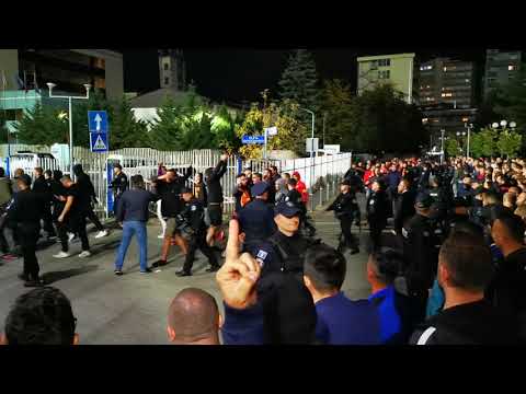 Ulazak crnogorskih navijača na stadion Fadilj Vokri