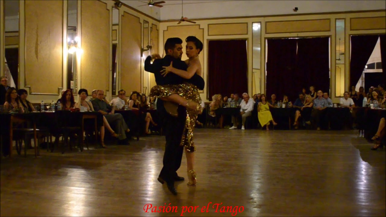 JIMENA HOEFFNER y FERNANDO CARRASCO Bailando el Tango ESTA NOCHE DE LUNA en YIRA YIRA MILONGA