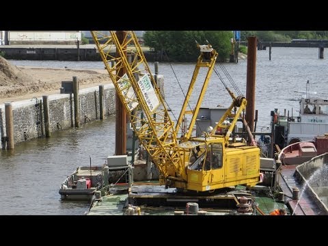 Seilbagger DEMAG MC 180 bei Baggerarbeiten in der Hafencity - Soeren66