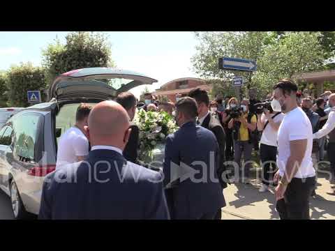 Funerali Luana, l'arrivo del feretro in chiesa: la commozione della piazza