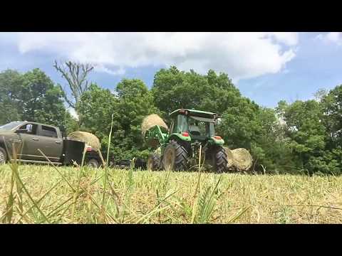 TIMELAPSE - stacking 6 tons of hay behind a truck