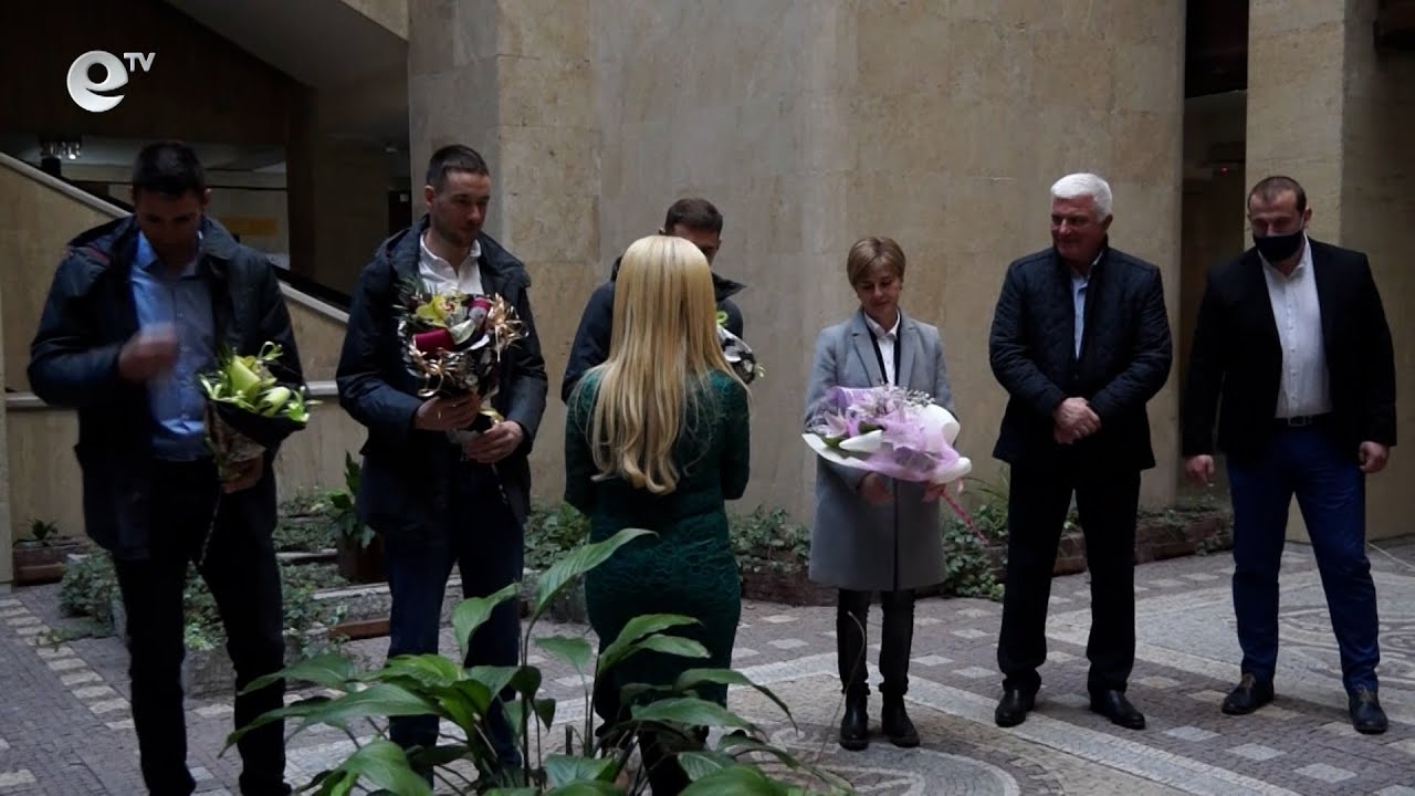 Ръкопляскания и скромни подаръци за Радо Янков, Димитър Герджиков и Антон Синапов