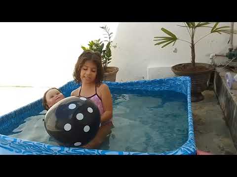Maria Clara  brincando na piscina ( olha a cara dela)