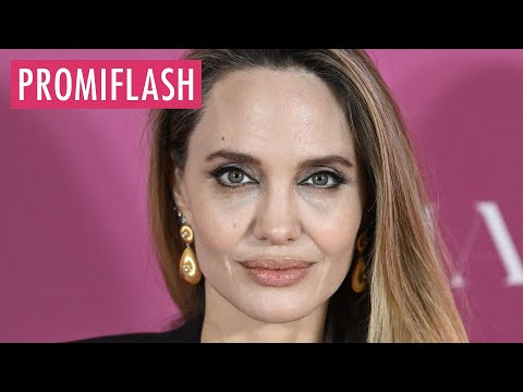 Video Thumbnail: Angelina Jolie posiert in lässigem Anzug auf dem Red Carpet