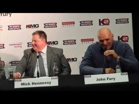 BIG JOHN FURYがプレスカンファレンスでWLADIMIR KLITSCHKOに暴言を吐いた。 (BIG JOHN FURY RANT TO WLADIMIR KLITSCHKO IN PRESS CONFERENCE & TAUNTS HIM OVER SHAVING HIS HEAD.)