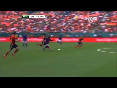 Football Fail: Javi Martinez (Spain) And Jeff Louis (Haiti) Cleats Get Tangled (June 8th 2013)