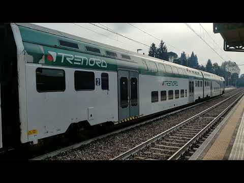 Il TAF 211 di Trenord in arrivo / partenza da Fino Mornasco