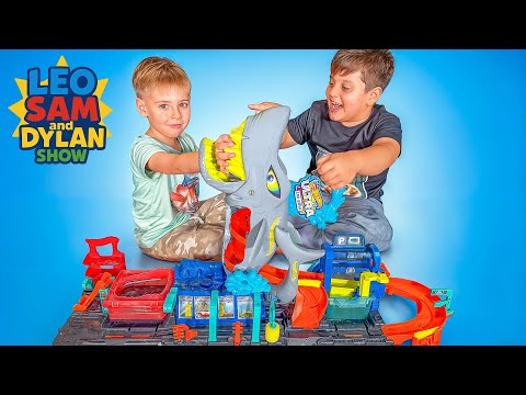 Hot Wheels Ultra Shark Car Wash! Color Reveal Cars Playset with Leo, Sam & Dylan