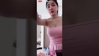 Download lagu Chị máy bay bigo nấu ăn thả rông khoe ngực cực ngon mp3