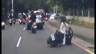 【車禍影片】 新竹女騎士被男騎車隨意變換車道撞倒（2022.10.06 新竹市東區介壽路金山街口