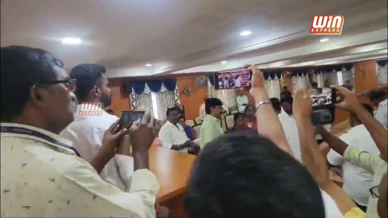 கோவை மாவட்டம் மேட்டுப்பாளையம் நகராட்சி கூட்டத்தில் நகர மன்ற தலைவரை தாக்க முயன்றதால் பரபரப்பு