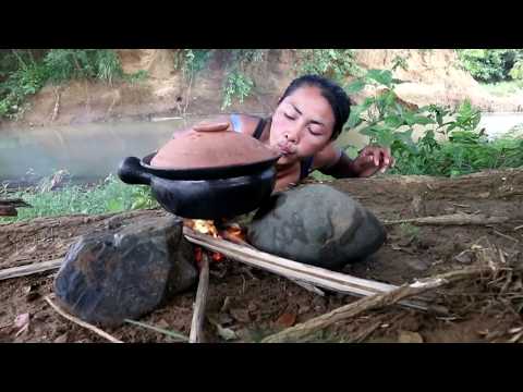 Survival skills: Baby eggs duck cook on the clay for food - Cooking egg duck eating delicious Video