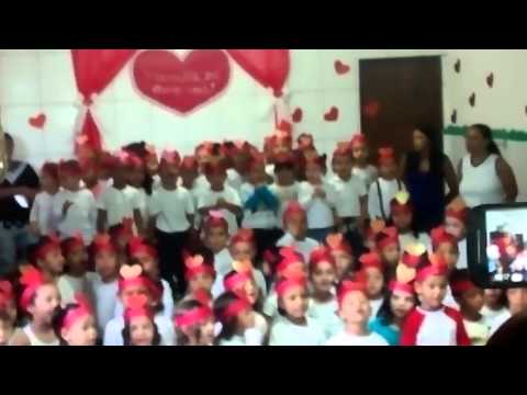Minha irmã cantando na escolinha