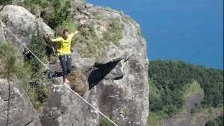 preview picture of video 'Highline Double Drop Knee & Felipe Cunha First Ascent Gávea'