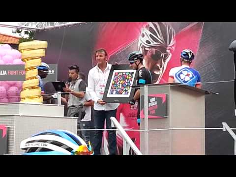 Marcello Bartalini consegna opera a Elia Viviani Giro d'italia 2015. Grosseto 15/05/2015