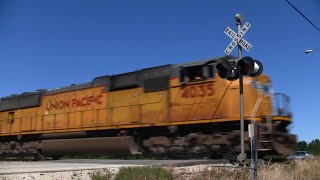preview picture of video 'Union Pacific Freight Train (Oakwood Road)'