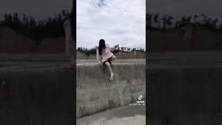 【TikTok】ミニスカJK三人が高台から飛び降ります