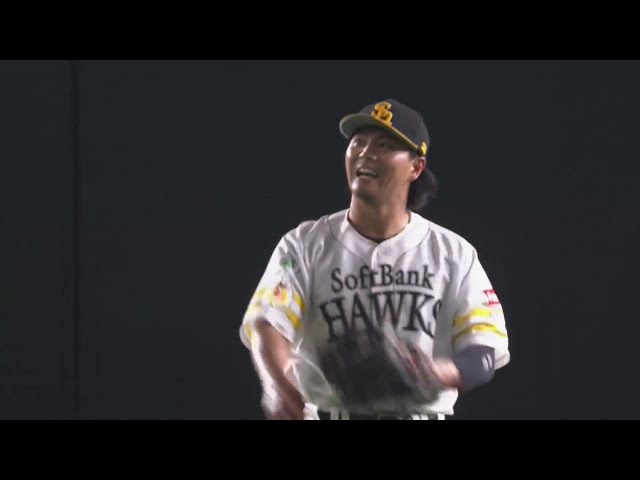 【5回表】本日支配下登録されたホークス・佐藤直樹が低い打球をナイスキャッチ!!  2024年6月1日 福岡ソフトバンクホークス 対 広島東洋カープ