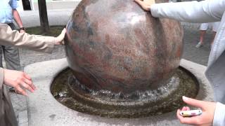 preview picture of video 'Mramorová koule jako fontána v Dobrušce (+ lidi), Marble sphere as fountain in Dobruška (+ people)'