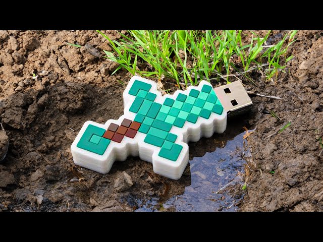 I Found My Friend's Secret Minecraft USB SDDEFAULT Thumbnail