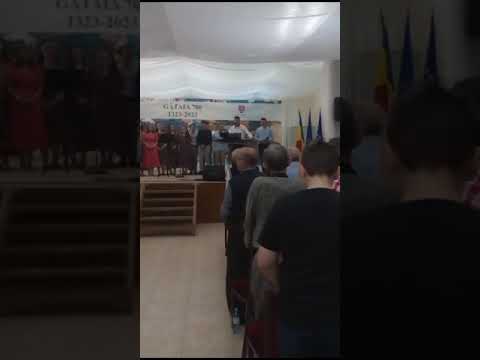 Manu Negrea împreună cu tinerii Bisericii Penticostale din Gătaia