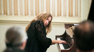 Heloísa Fernandes performs 