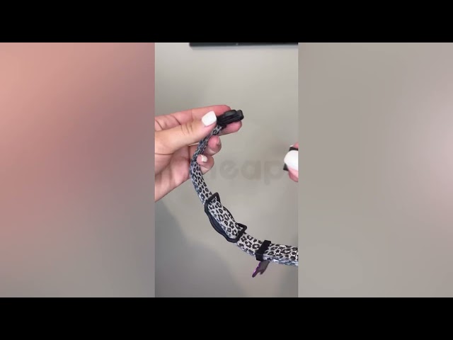 Vídeo relacionado con Alsukeay Paquete de 4 Fundas para AirTag con Llavero Protectora de Silicona Carcasa Compatible con AirTag Tracker para niños Mascotas Cartera Mochilas Equipaje (Negro/Blanco/Azul/Rojo)