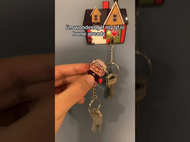 Vídeo relacionado con AUTOZOCO Llavero Russell, Película UP, dibujos animados, Colgante, Porta llaves de Russell, Llavero 3D UP, Compatible con Disney, Silicona