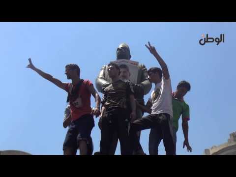 أنصار \"مرسي\" يعلقون صورته على تمثال طلعت حرب