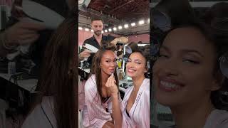 Download lagu Surprise 😉 See you on the runway, Joan Smalls and Irina Shayk 🪽✨ mp3