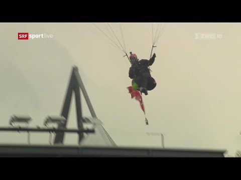 Gleitschirm-Stadionflug mit Matchball Super League  FCV-FC Basel