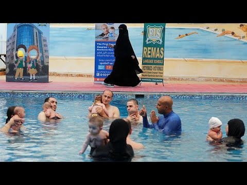 مدرسة سباحة خاصة بالأطفال الرضع في مصر