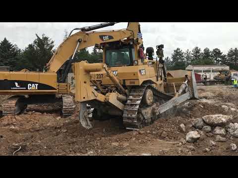 Caterpillar 385C Excavator With Caterpillar D9T Dozer Loading Komatsu Dumper - Labrianidis SA