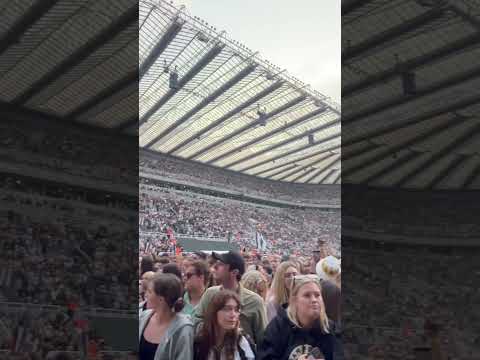 @samfendermusic  Sold Out Crowd at St James Park in Newcastle