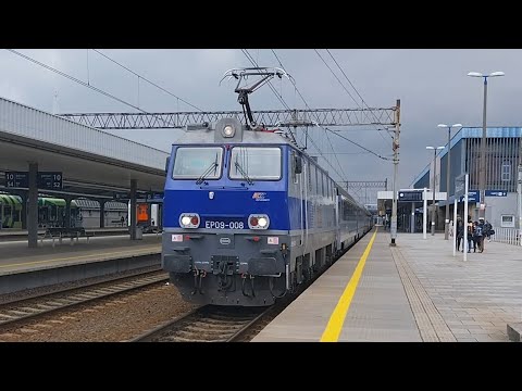 wjazd I odjazd pociągu IC ARTUS z EP09-008 na stacji Poznań Główny