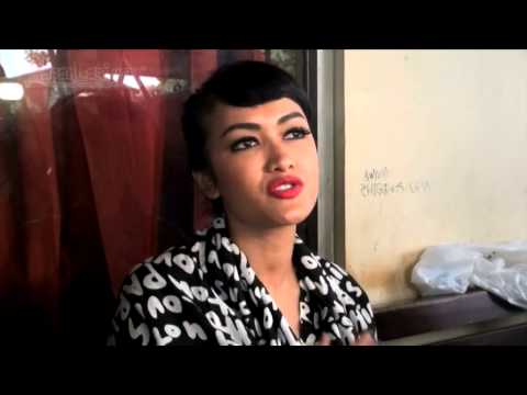 40 Harian, Julia Perez Nyekar ke Makam Ayah