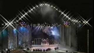 Faith No More - Mike Patton receives a Symbol...(Chile 1991)