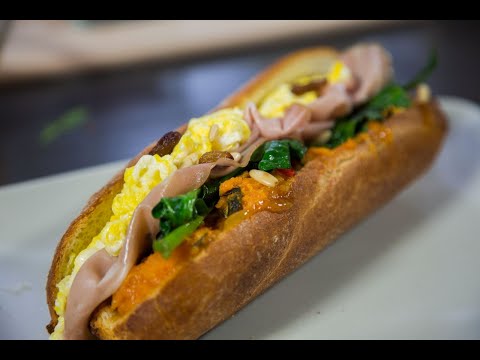 Panino con mortadella, uova e marmellata di pesche