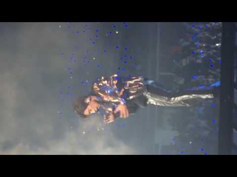 160910 EXOrDIUMinBKKday1 - light saber 1