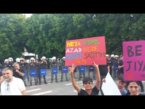 Adana'da Barış Polis Kuşatmasında. Barış için bir adım at çağrısı yapan DEM Partilere Polis Çemberi.