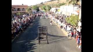 preview picture of video 'motofest Poço Fundo MG _equipe dracena saltando sobre carreta.MPG'