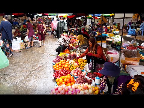 Phnom Penh Market In A Bit Raining - Life In Cambodian Wet Market
