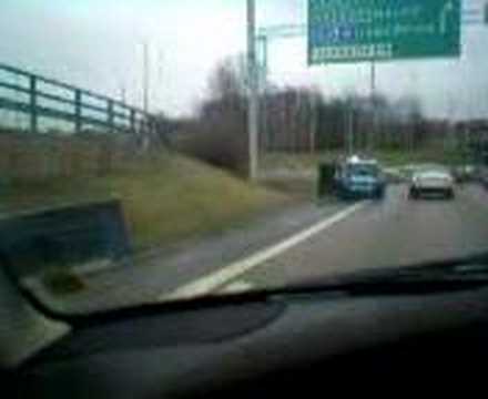 Polisbil vid sidan av vägen