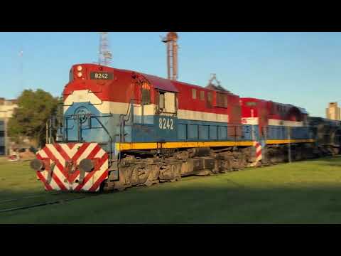 Tren pasando por la estación de Marcos Juarez, Cordoba