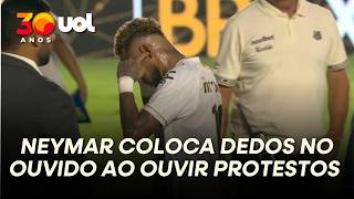 NEYMAR COLOCA DEDOS NO OUVIDO AO OUVIR PROTESTOS DA TORCIDA DO SANTOS APÓS DERROTA PARA O FLUMINENSE