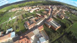 preview picture of video 'Pueblo de Llamas de la Ribera desde el aire'