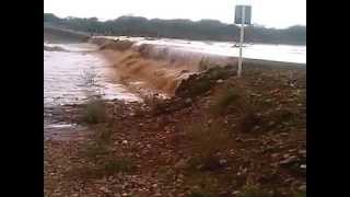 preview picture of video 'Chuva forte rompe asfalto em Queimada Nova'