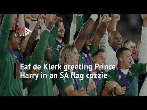 Faf de Klerk greeting Prince Harry in an SA flag cozzie is a whole mood